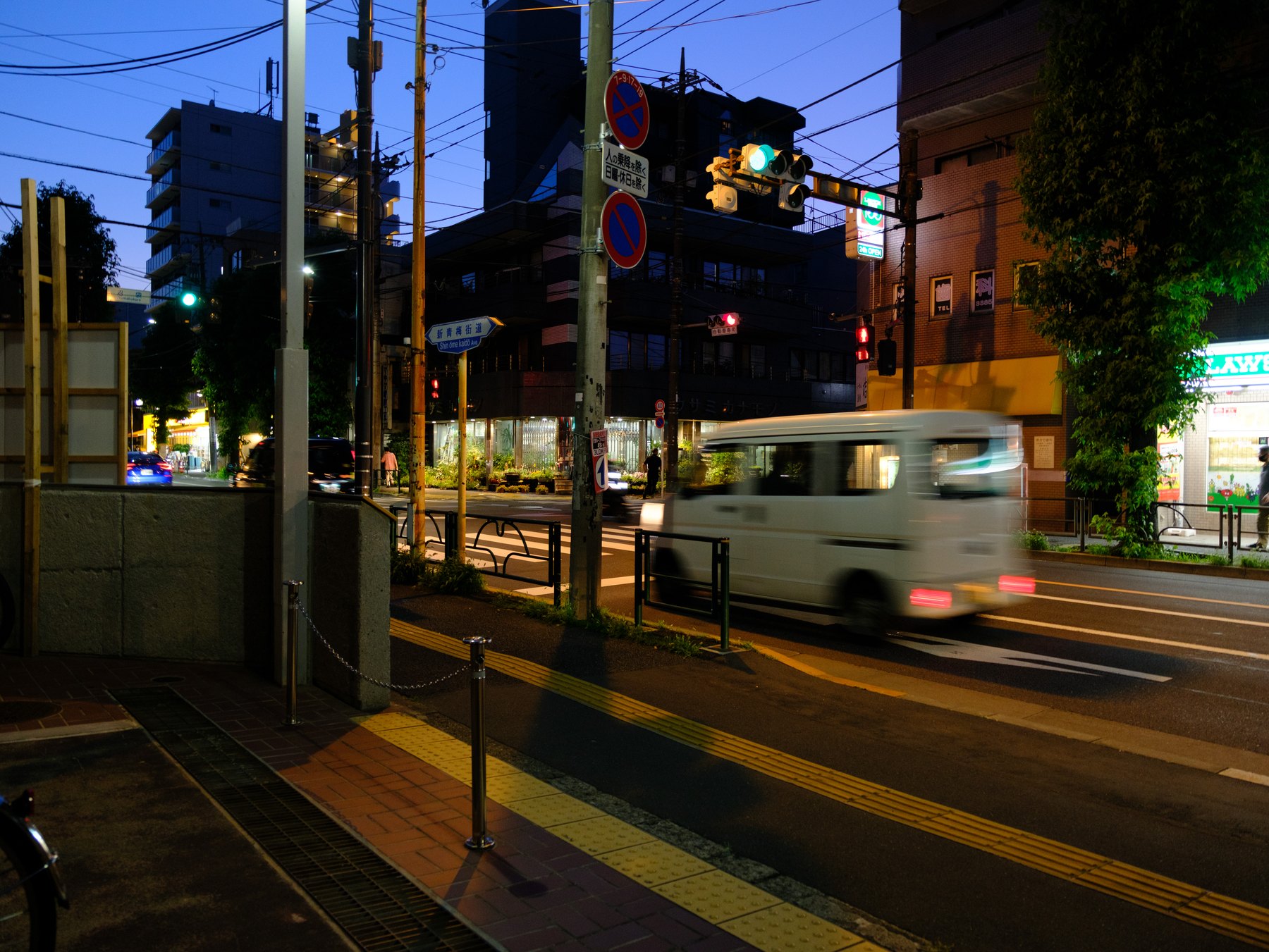 Moving vehicles on a Tokyo street photographed at dusk using Auto ISO